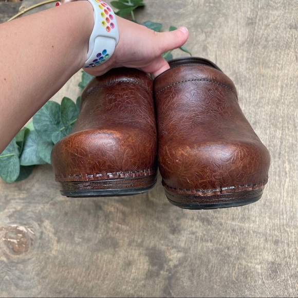 Dansko Pro Xp Floral Tooled Brown Leather Clogs 41 - Picture 4 of 10
